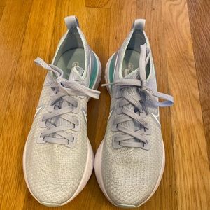 BRAND NEW NIKE RUNNING SHOES! Size runs small